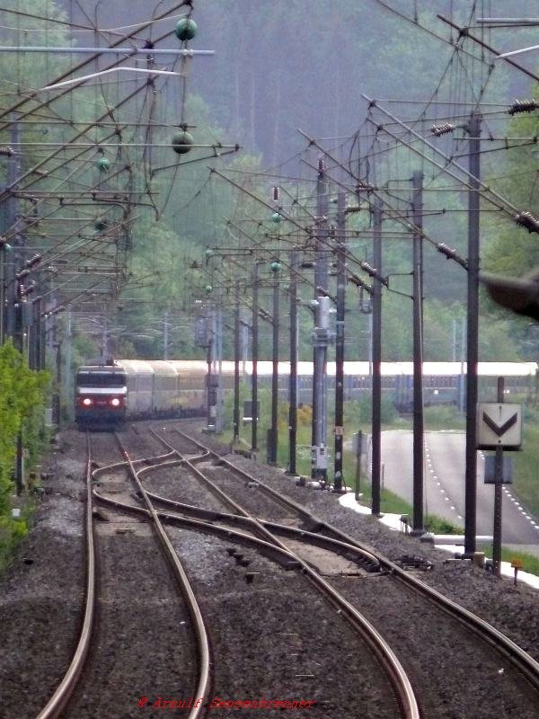 BB15039 fhrt den Schnellzug Corail1607 (Paris16:45-Strasbourg21:01) auf kurviger Strecke durch die Vogesen Richtung Saverne.
Die Strecke durch die Vogesen ist fr Gleiswechselbetrieb eingerichtet. Im Vordergrund gibt solch einen Gleiswechsel zu sehen.

05.06.2007 beim Tunnel Rheinthal