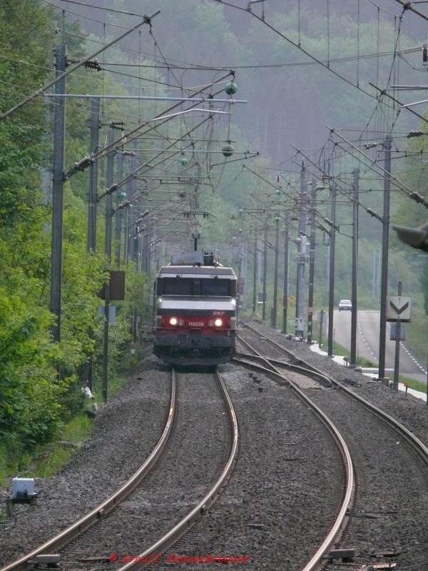 BB15039 fhrt den Schnellzug Corail1607 (Paris16:45-Strasbourg21:01) durch die Vogesen Richtung Saverne.
Hier fr die Freunde groformatiger Loks die Lok beim berfahren der Gleiswechselstelle.

05.06.2007 beim Tunnel Rheinthal