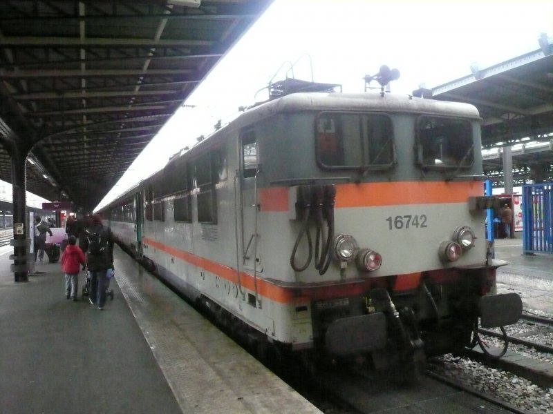 BB16742 steht am 28.2.2008 mit einem Intercity im Gare de l'Est