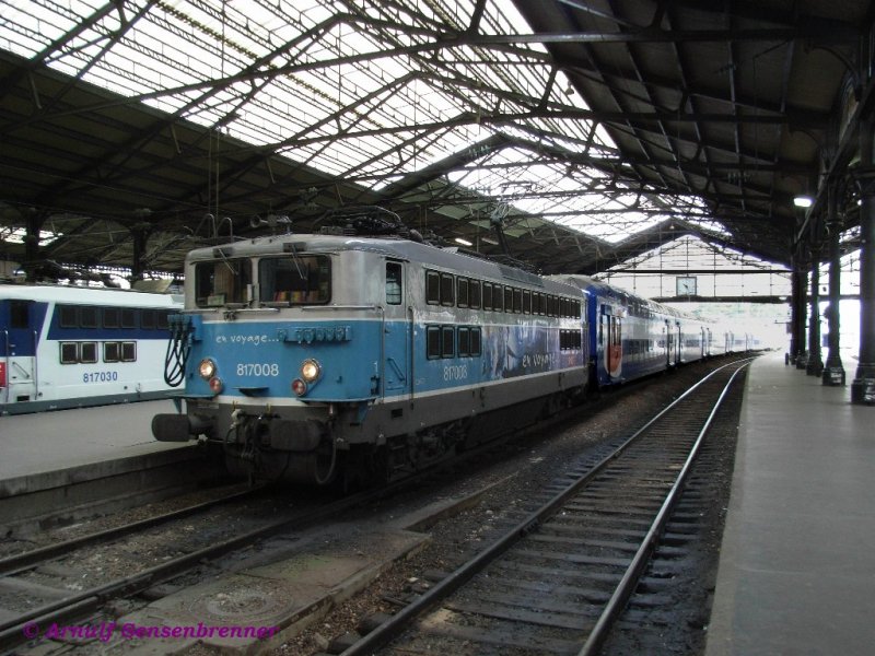 BB17008 mit Transilien-Doppelstockzug fr den Vorortverkehr fhrt in die Halle des Bahnhofs Saint Lazare ein.
Dies ist einer der sechs groen Kopfbahnhfe von Paris. Hauptschlich den Regionalverkehr in die le-de-France abwickelnd, ist er mit etwa 100 Millionen Reisenden pro Jahr der zweitgrte Pariser Bahnhof.
Der heutigeBahnhof hier wurde zwischen 1842 und 1853 erbaut. 1889 gab eine – durch die Weltausstellung notwendig gewordene – bedeutende Vergrerung, dem Gare Saint Lazare sein heutiges Aussehen.
28.06.2007
