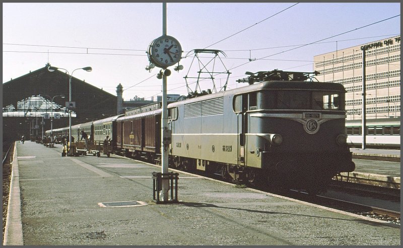 BB9279 mit einem Schnellzug und etwas historischem Postwagen in Marseille-St.Charles (Archiv 03/79)