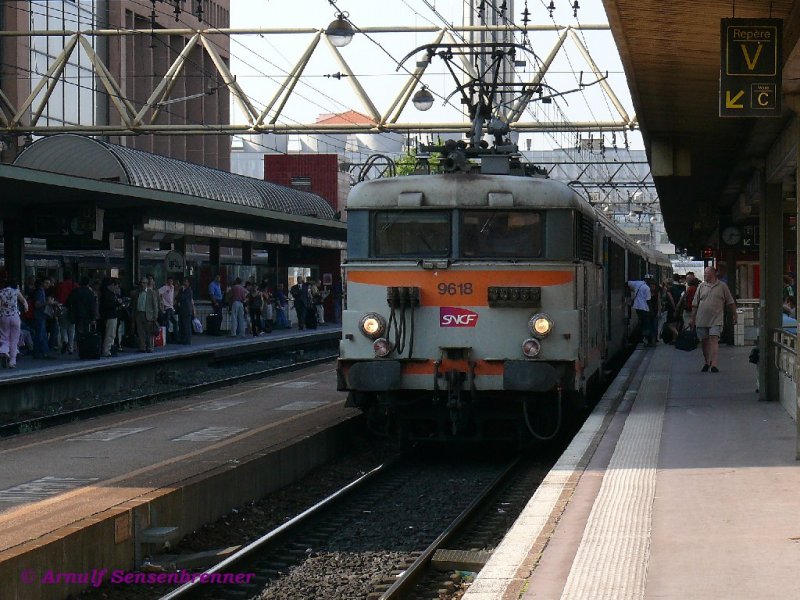 BB9618 mit TER-Regionalzug im Bahnhof Lyon-Part-Dieu.

Die Einstze der 1959-64 gebaute Reihe BB9600 bei der SNCF sind inzwischen schon Geschichte.
Diese Reihe gehrt zur  BB Jacquemin  oder auch  BB MTE  genannten Lokfamilie. 
08.06.2007
