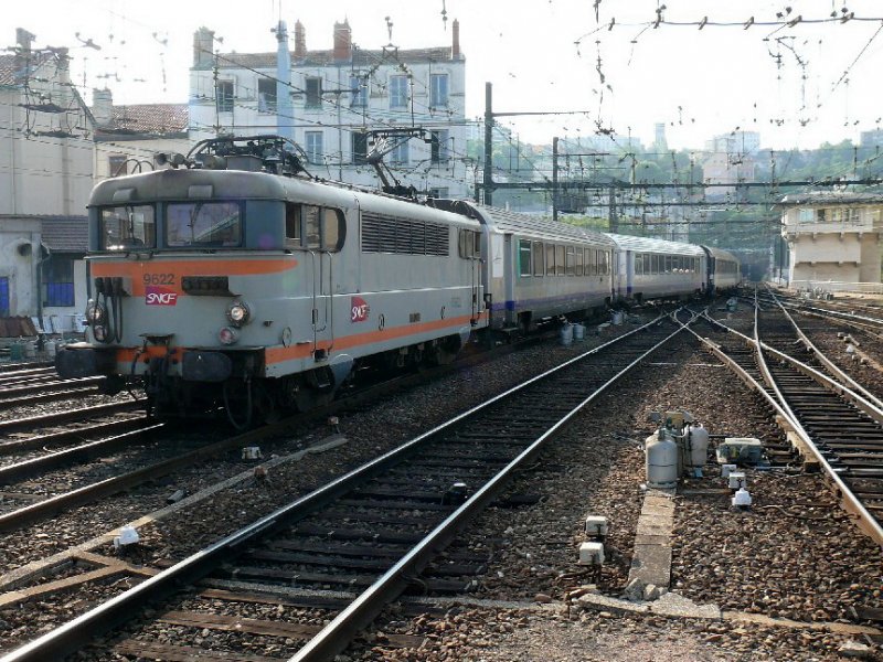BB9622 mit TER-Regionalzug bei der Einfahrt in den Bahnhof Lyon-Perrache.

Die Einstze der 1959-64 gebaute Reihe BB9600 bei der SNCF sind inzwischen schon Geschichte.
Diese Reihe gehrt zur  BB Jacquemin  oder auch  BB MTE  genannten Lokfamilie. 
08.06.2007