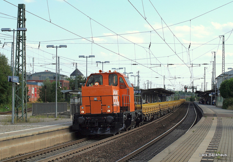 BBL-Logistik fhrt am 16.08.09 mit einer Lok der Baureihe 214 und einem leeren Bauzug durch den Bahnhof von Lneburg Richtung Hamburg.