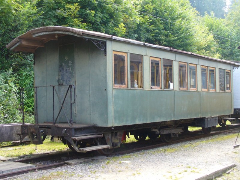 BC - Abgestellter Personenwagen ohne Anschrift vermutlich ex RhB im Museumsareal von Chamby am 09.09.2007