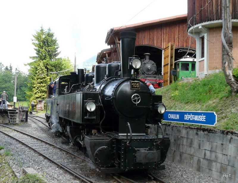 BC - Dampflok SEG 2 x 2/2 105 vor JS (Brnig) Dampflok G 3/3 909 und der SEG 2 x 2/2 104 im Depot sowie der Triebwagen Be 4/4 111 im Depotareal von Chaulin am 30.05.2009