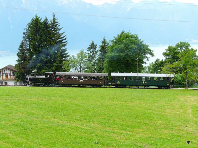 BC - Dampfzug mit der Dampflok JS G 3/3 909 und dem Sommerwagen der BOB C 44 und dem Brnig Personenwagen C 811 unterwegs nach Chamby am 30.05.2009