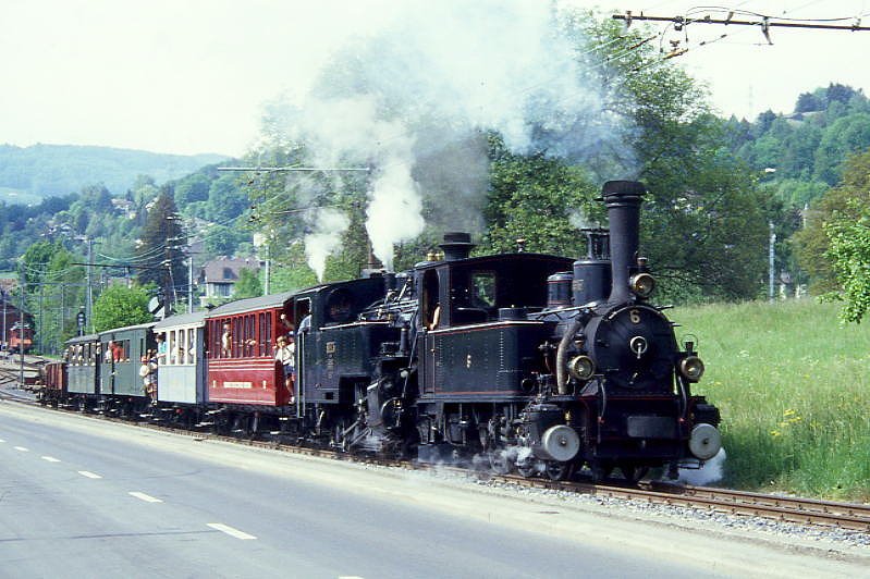 BC Museumsbahn Dampf-GmP 6385 von Blonay nach Weiche-(Chaulin) am 19.05.1997 bei Blonay mit Dampflok exBAM G 3/3 6 - Zahnrad-Dampflok exBFD HG 3/4 3 - exCEG BC 21 - ex MCM BC 10 - ex RB ABCD4 15 - ex SEG C4 171 - ex MOB Ek 608 - ex GMF Rkmo 904. Hinweis: gescanntes Dia
