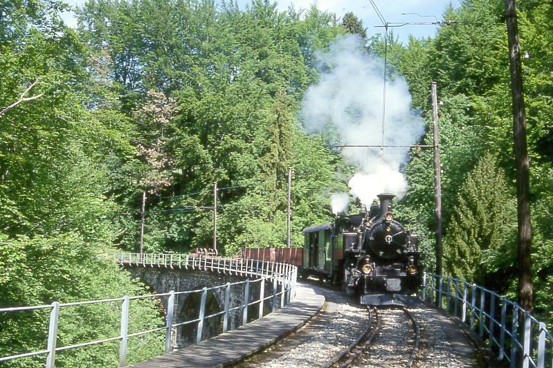 BC Museumsbahn DAMPFG�TERZUG 325 von Blonay nach Weiche (Chaulin) am 19.05.1997 auf Baye le Clarens - Viadukt mit Zahnraddampflok exBFD HG 3/4 3 - exCEG FZ 36 - exMOB Ek 612 - exMOB Ek 608 - exGFM Rkmo 904

