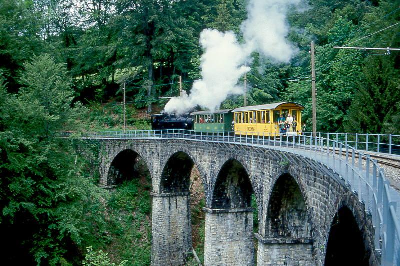 BC Museumsbahn Dampfzug 105064 von (Chaulin)- Weiche nach Blonay am 23.06.1999 auf Baye de Clarens-Viadukt mit Dampflok exSEG G 2x2/2 105 - exCEG C 230 - exRhB As 2. Hinweis: Rckansicht

