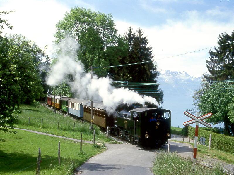 BC Museumsbahn DAMPFZUG 326 von (Chaulin)- Weiche nach Blonay am 19.05.1997 bei Cornaux mit Zahnrad-Dampflok exBFD HG 3/4 3 - exBOB C4 44 - exMOB C4 45 - exCEG BC 23 - exGFM Br 247 - exCEG BC 21 - exGF Ge 4/4 75.
