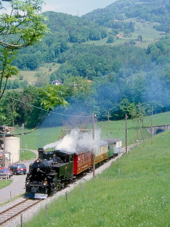 BC Museumsbahn Dampfzug 337 von Blonay nach Weiche-(Chaulin) am 19.05.1997 bei Cornaux mit Dampflok exBFD HG 3/4 3 - exCEG BC 21 - GFM Br 247 - exCEG BC 23 - exMOB C4 45.
