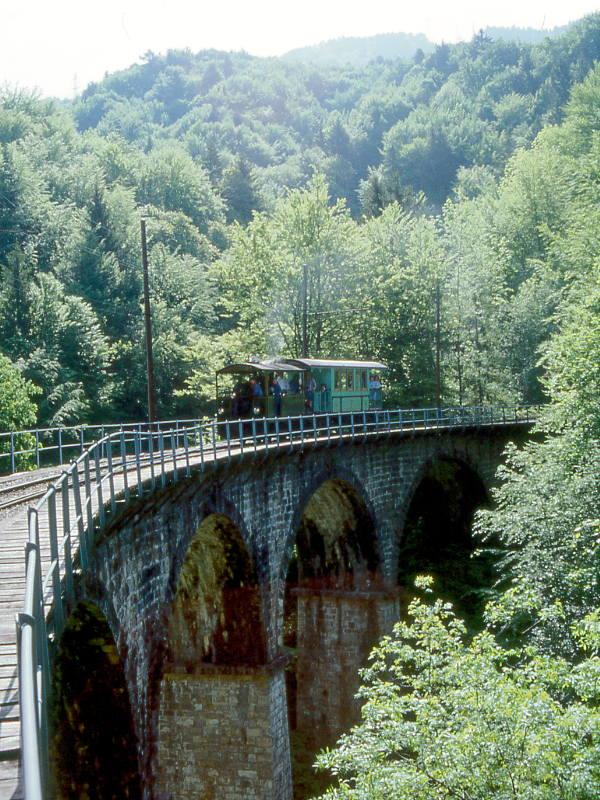 BC Museumsbahn-Dampfzug 424 von Chaulin Weiche nach Ende Baye de Clarens-Viadukt am 19.05.1997 auf Baye de Clarens-Viadukt mit Dampflok exFP G 2/2 4 - exTN C4 121.
