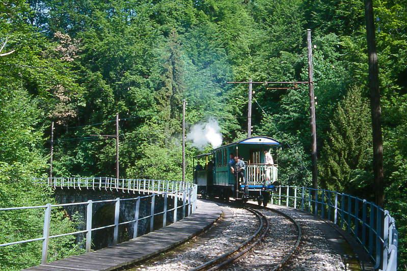 BC Museumsbahn-Dampfzug 425 von Ende Baye de Clarens-Viadukt nach Weiche Chaukin am 19.05.1997 auf Baye de Clarens-Viadukt mit exTN C4 121 - Dampflok exFP G 2/2 4.
