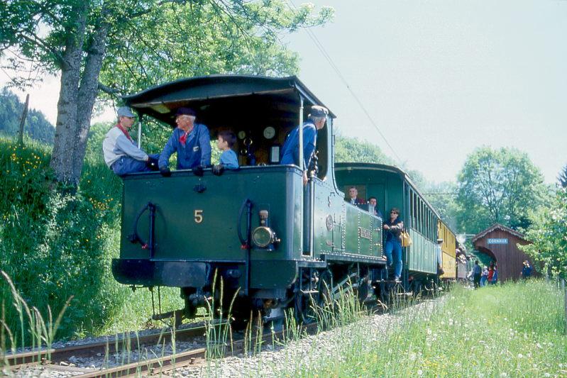 BC Museumsbahn Dampfzug 505084 von (Chaulin)- Weiche  nach Blonay am 23.05.1999 Ausfahrt Cornaux mit Dampflok exLEB G 3/3 5 - exCEG C 230 - exRhB As 2 - exBOB C4 44 - Dampflok ex SEG G 2x2/2 105.
