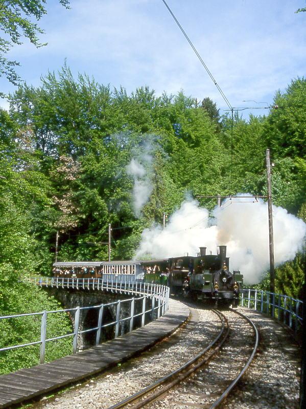 BC Museumsbahn DAMPFZUG 5625 von Vevey nach Weiche Chaulin am 19.05.1997 auf Baye le Clarens - Viadukt mit Dampflok-Doppeltraktion exLEB G 3/3 5 - exBAM G 3/3 6 - exCEG C 23 - exMOB C4 45 - exBOB C4 44.
