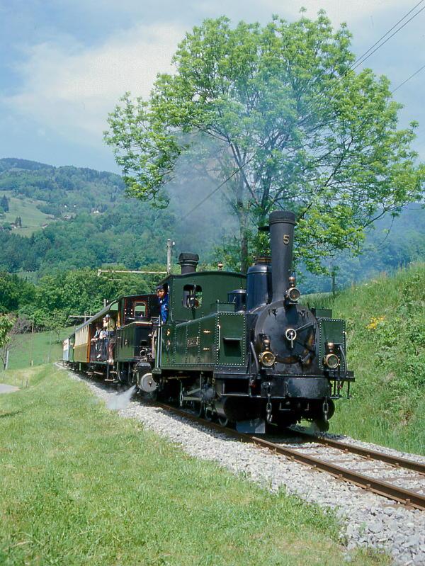 BC Museumsbahn Dampfzug 5661 von Blonay nach Weiche -(Chaulin) am 19.05.1997 bei Cornaux in Dampfdoppeltraktion mit Dampflok exLEB G 3/3 5 - exBAM G 3/32 6 - GFM DZ 401 - GFM Br 247 - exCEG BC 23 - exMOB C4 45.
