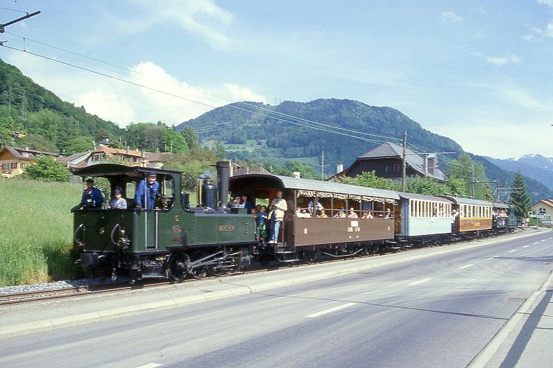 BC Museumsbahn Dampfzug 586 von (Chaulin)-Weiche nach Blonay am 19.05.1997 bei Blonay mit Dampflok exLEB G 3/3 5 - exBOB C4 44 - ex MOB C4 45 - GFM Br 247 - GFM DZ 401 - E-Lok exGF Ge 4/4 75. Hinweis: gescanntes Dia
