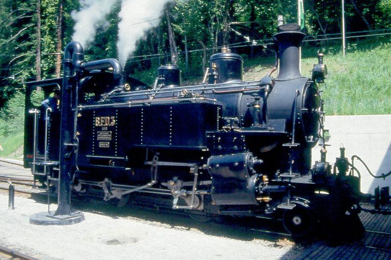 BC Museumsbahn - ex BFD HG 3/4 3 am 31.05.1993 im Depot Chaulin  - Zahnrad-Dampflok - Baujahr 1913 - SLM2317 - 440 KW - Gewicht 44,00t - LP 8,76 - zulssige Geschwindigkeit A45/20Z km/h - =17.06.1989 - Lebenslauf: BFD HG 3/4 3 - 1925 FO HG 3/4 3 - 1969 BC HG 3/4 3 - Hinweis: beim Wasserkran am Depot Chaulin, die Fahrzeugserie bestand aus 10 Lokomotiven mit den Nummern 1 bis 10.
