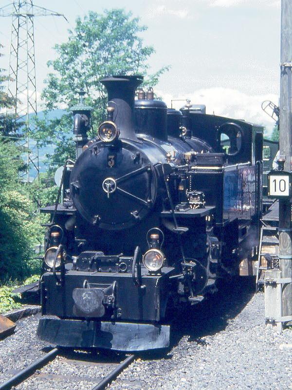 BC Museumsbahn - ex BFD HG 3/4 3 am 31.05.1993 im Lokbehandlungsgleis Chaulin  - Zahnrad-Dampflok - Baujahr 1913 - SLM2317 - 440 KW - Gewicht 44,00t - LP 8,76 - zulssige Geschwindigkeit A45/20Z km/h - =17.06.1989 - Lebenslauf: BFD HG 3/4 3 - 1925 FO HG 3/4 3 - 1969 BC HG 3/4 3 - Hinweis: beim Wasserkran am Depot Chaulin, die Fahrzeugserie bestand aus 10 Lokomotiven mit den Nummern 1 bis 10.

