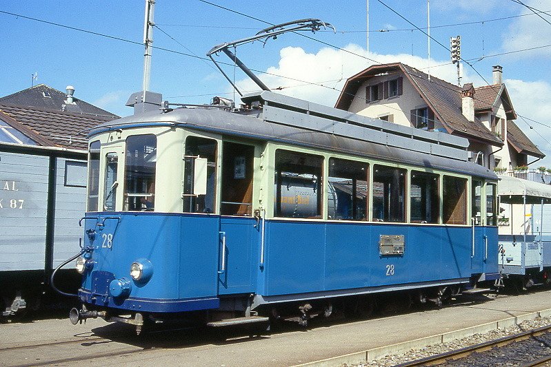 BC Museumsbahn - ex TL Ce 2/3 28 am 23.05.1999 in Blonay - Tram-Triebwagen - Baujahr 1913 - SLM/TL/BBC - 176 KW - Gewicht a15,00/17,00t - Sitzpltze 28 - LP 10,93m - zulssige Geschwindigkeit 55 km/h - Lebenslauf: Inbetriebnahme 1913 auf Genf-Veyrier als Ce 2/2 23 - 1919 TL Ce 2/2 28 - 1948 Umbau Ce 2/3 28 - 1964 BVB Be 2/3 18 - 1979 an BC Ce 2/3 28 - Hinweis: Rangierfahrt
