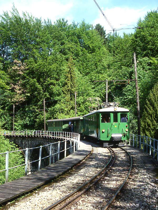 BC Museumsbahn EXTRAZUG 1125 von Blonay nach Weiche (Chaulin) am 19.05.1997 auf Baye le Clarens - Viadukt mit Triebwagen exGFM Be 4/4 111 - exGFM DZ 401 - exCEG C 230.
