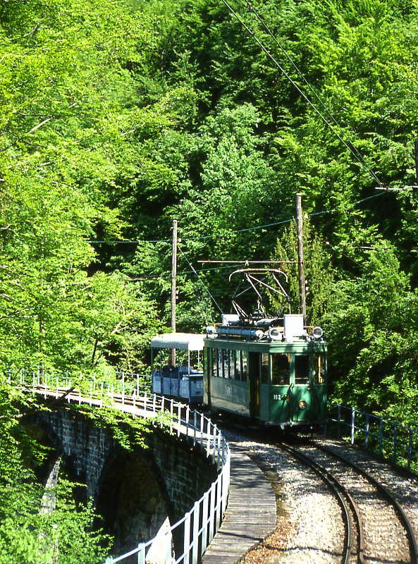 BC Museumsbahn EXTRAZUG 18225 von Vevey nach Weiche -(Chaulin) am 19.05.1997 auf Baye le Clarens - Viadukt mit Triebwagen exBVB Ce 2/2 182 - exLLB L 60.
