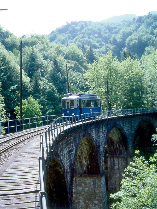 BC Museumsbahn-Extrazug 2822 von Chaulin Weiche nach Blonay am 19.05.1997 auf Baye de Clarens-Viadukt mit Triebwagen exTL Ce 2/3 28.
