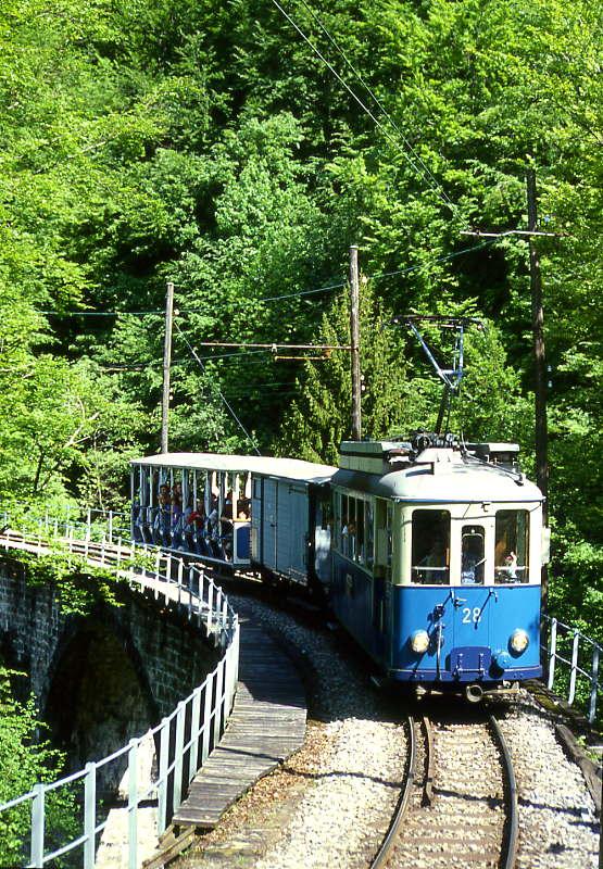 BC Museumsbahn EXTRAZUG 2825 von Vevey nach Weiche -(Chaulin) am 19.05.1997 auf Baye le Clarens - Viadukt mit Triebwagen exTL Ce 2/3 28 - exAL K 87 - exLCD C 21.
