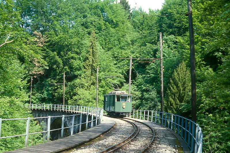 BC Museumsbahn-Extrazug 3125 von Ende Baye de Clarens-Viadukt nach Weiche Chaulin am 19.05.1997 auf Baye de Clarens-Viadukt mit Posttriebwagen exRhSt Ze 2/2 31.
