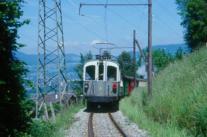BC Museumsbahn Extrazug 36044 von Weiche-(Chaulin) nach Blonay am 24.05.1999 bei km 2,300 mit Dampflok exBFD HG 3/4 3 - exMOB C4 45 - exCEV BC 21 - CEG C 23 - exMCM BC 10 - Triebwagen ex MCM BCFeh 4/4 6. Hinweis: Rckansicht
