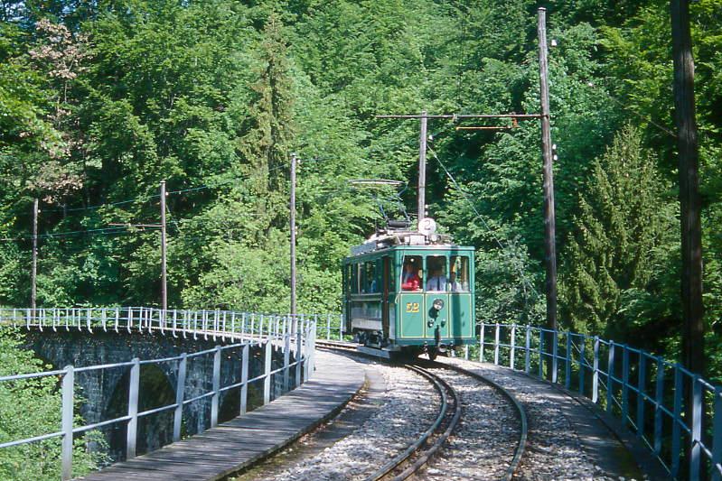 BC Museumsbahn-Extrazug 5225 von Ende Baye de Clarens-Viadukt nach Weiche Chaulin am 19.05.1997 auf Baye de Clarens-Viadukt mit Triebwagen exSBB Ce 2/2 52.
