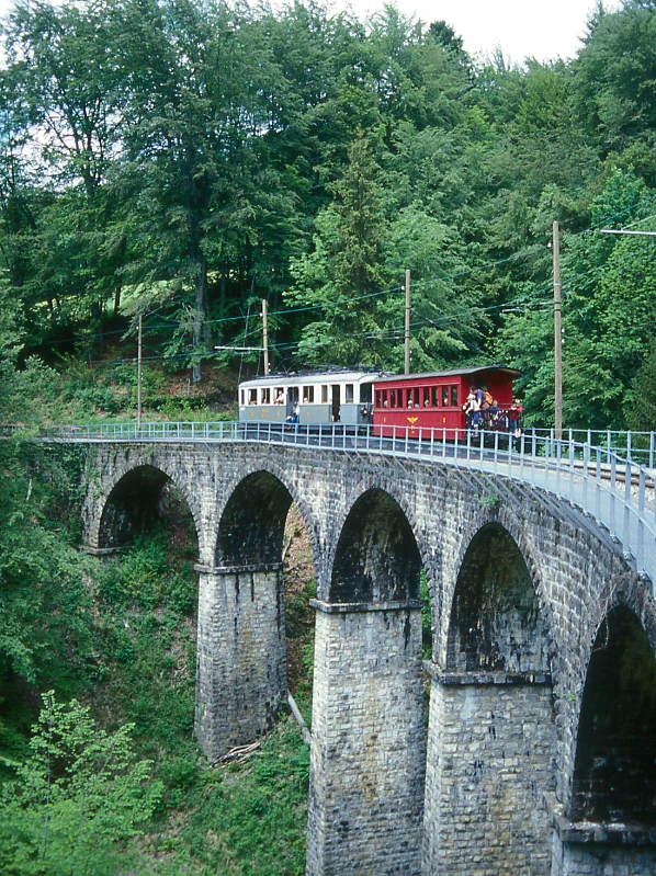 BC Museumsbahn Extrazug 60072 von Chamby nach Blonay am 23.05.1999 auf Baye de Clarens-Viadukt mit Triebwagen exMCM BCFeh 4/4 6 - exNStCM B 7. Hinweis: R�ckansicht
