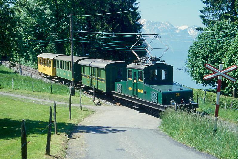 BC Museumsbahn Extrazug 75036 von Weiche-(Chaulin) nach Blonay am 24.05.1999 bei Cornaux mit E-Lok ex+GF+ Ge 4/4 75 - exCEG FZ 36 - exCEG C 230 - exRhB As 2. Hinweis: +GF+ = Georg Fischer AG Schaffhausen - CEG = Chemins de fer electiques la Gruyere.
