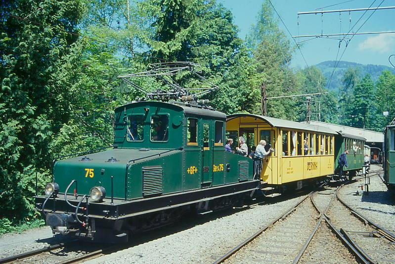 BC Museumsbahn Extrazug 75051 von (Blonay)- Weiche nach Chaulin am 24.05.1999 Einfahrt Depot Chaulin mit exCEG C 230 - exRhB As 2 - E-Lok ex+GF+ Ge 4/4 75. Hinweis: Extrazug geschoben.
