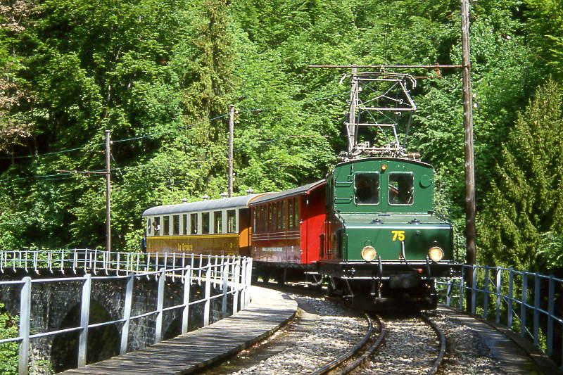 BC Museumsbahn EXTRAZUG 7525 von Vevey nach Weiche -(Chaulin) am 19.05.1997 auf Baye le Clarens - Viadukt mit E-Lok exGF Ge 4/4 75 - exCEG BC 21 - exGFM Br 247.
