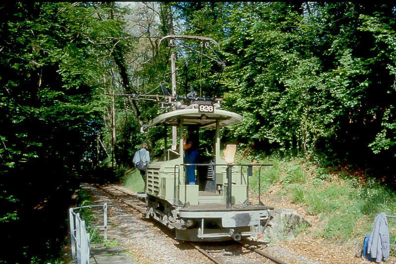 BC Museumsbahn-Extrazug 92624 von Chaulin Weiche nach Ende Baye de Clarens-Viadukt am 19.05.1997 am Ende des Baye de Clarens-Viadukt mit Traktor exVBZ Te 2/2 926.
