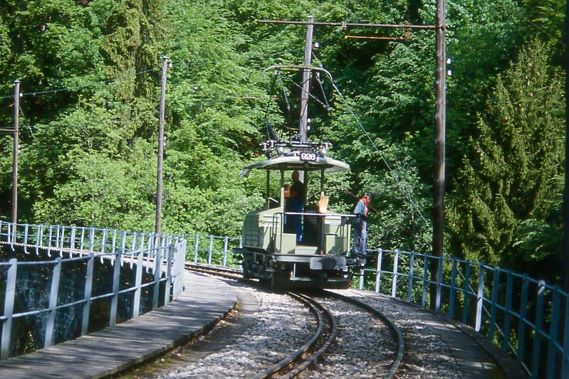 BC Museumsbahn-Extrazug 92625 von Ende Baye de Clarens-Viadukt nach Weiche Chaulin am 19.05.1997 auf Baye de Clarens-Viadukt mit Traktor exVBZ Te 2/2 926.
