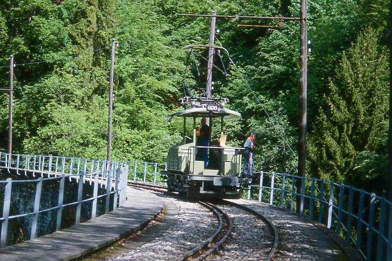 BC Museumsbahn-Extrazug 92625 von Ende Baye de Clarens-Viadukt nach Weiche Chaulin am 19.05.1997 auf Baye de Clarens-Viadukt mit Traktor exVBZ Te 2/2 926.
