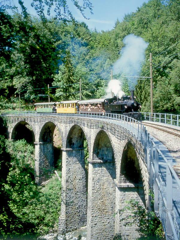 BC Museumsbahn Parade-Dampfzug 105077 von Blonay nach Weiche -(Chaulin) am 24.05.1999 auf Baye de Clarens-Viadukt mit Dampflok exSEG G 2x2/2 105 - exBOB C4 44 - exRhB As 2 - exCEG C 230.
