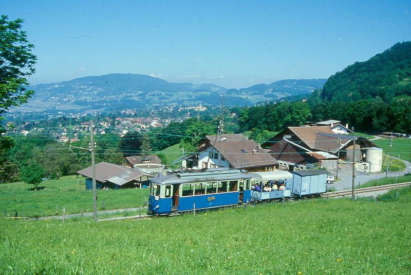 BC Museumsbahn Parade-GmP 28035 von Blonay nach Weiche-(Chaulin) am 24.05.1999 bei Cornaux mit Triebwagen exTL Ce 2/3 28 - exLLB L� 60 - exLLB K 41. Hinweis: TL = Tramways Lausannois - LLB = Leuk-Leukerbad-Bahn
