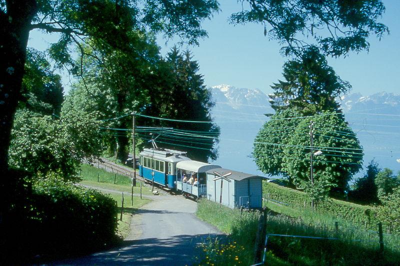 BC Museumsbahn Parade-GmP 28035 von Blonay nach Weiche-(Chaulin) am 24.05.1999 bei Cornaux mit Triebwagen exTL Ce 2/3 28 - exLLB L� 60 - exLLB K 41. Hinweis: TL = Tramways Lausannois - LLB = Leuk-Leukerbad-Bahn
