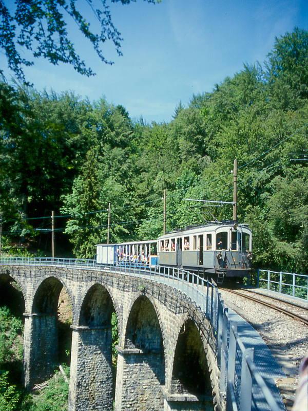 BC Museumsbahn Parade-GmP 60081 von Blonay nach Weiche -(Chaulin) am 24.05.1999 auf Baye de Clarens-Viadukt mit Triebwagen exMCM BCFeh 4/4 6 - exLCD C 21 - ex LLB K 41.
