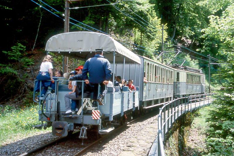 BC Museumsbahn Paradezug 10083 von Blonay nach Chamby am 23.05.1999 kurz nach Viadukt mit Triebwagen exLLB ABFe 2/4 10 - exLLB AB4 22 - exLLB L 60. Hinweis: Rckansicht

