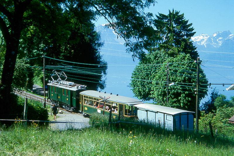 BC Museumsbahn Paradezug 51033 von Blonay nach Chamby am 24.05.1999 bei Cornaux mit Gep�ckriebwagen exCGTE Fe 4/4 151 - exCGTE C4 370 - exAL K 87. Hinweis: R�ckansicht
