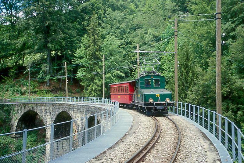 BC Museumsbahn Paradezug 75079 von Blonay nach Chamby am 23.05.1999 auf Baye de Clarens-Viadukt mit E-Lok ex+GF+ Ge 4/4 75 - exNStCM B 7.
