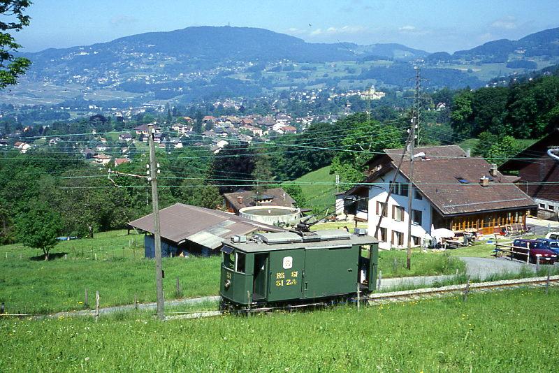BC Museumsbahn POSTZUG 31029 von Blonay nach Chamby am 24.05.1999 bei Cornaux mit Post-Triebwagen exRhStB Ze 2/2 31. Hinweis: RhStB = Rheintalische Stra�enbahnen. 
