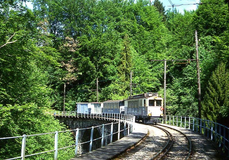 BC Museumsbahn stilreiner EXTRAZUG 1025 von Blonay nach Chamby am 19.05.1997 auf Baye le Clarens - Viadukt mit Triebwagen exLLB ABFe 2/4 10 - exLLB AB4 22 - exLLB K 40 - exLLB K 41. Hinweis: LLB = Leuk-Leukerbad-Bahn
