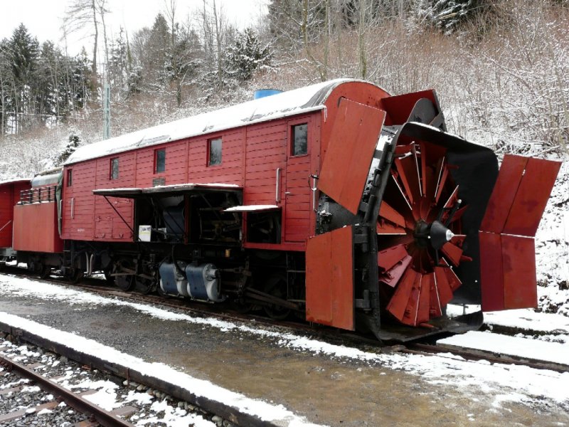 BC - RhB Bernina Schneeschleuder X rotd 9214 im Depotareal in Chaulin am 24.03.2008