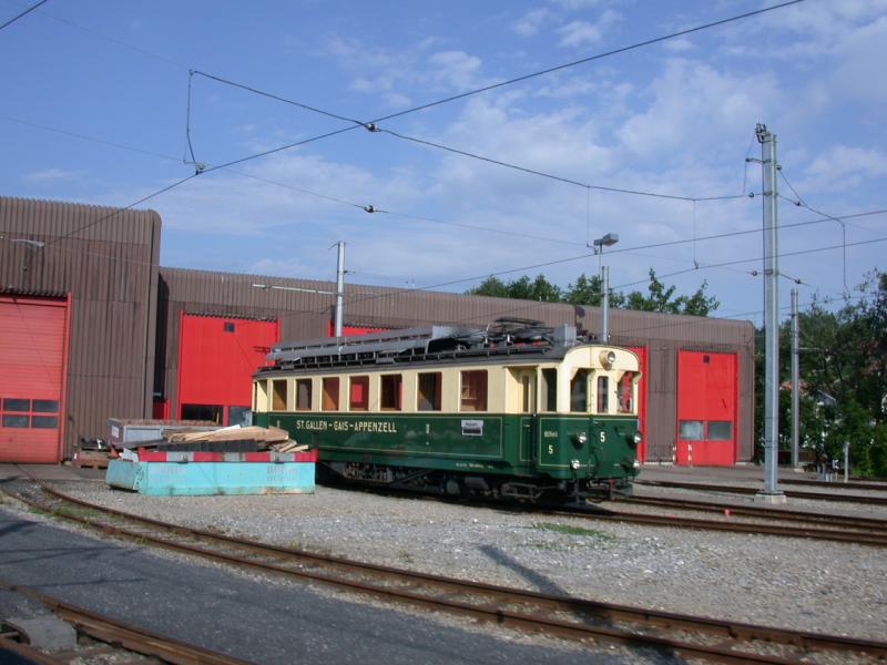 BCFeh 4/4 5 der ehemaligen SGA vor dem Depot in Gais. (17.07.2004)
